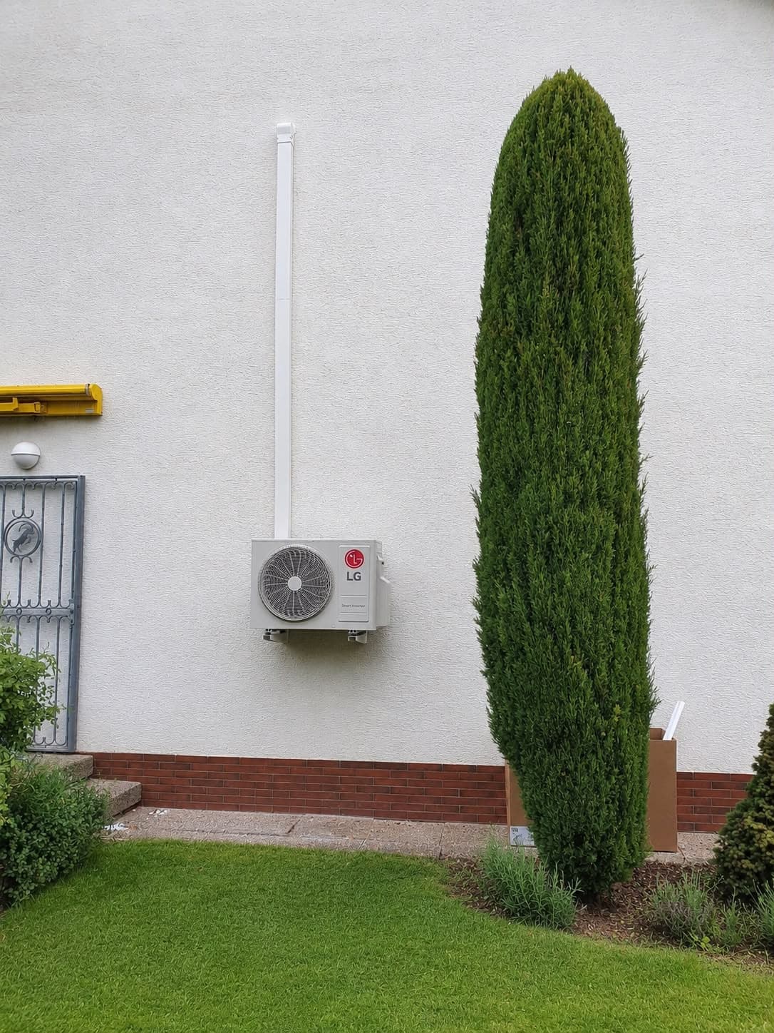 LG Außengerät einer Multisplit-Klimaanlage an der Hauswand eines Einfamilienhauses in Edingen