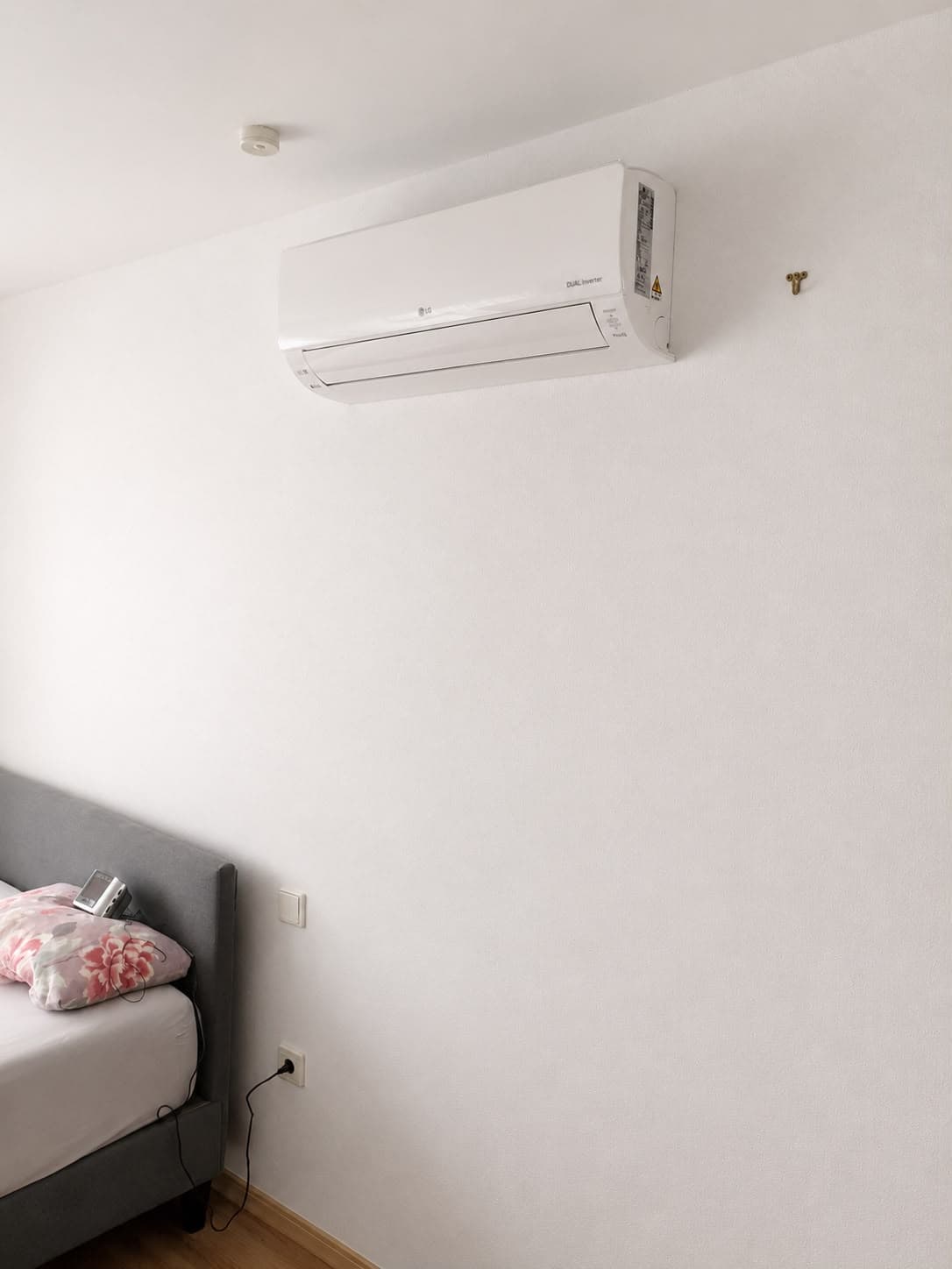LG DUAL Inverter Innengerät der Klimaanlage im Schlafzimmer eines Einfamilienhauses in Edingen