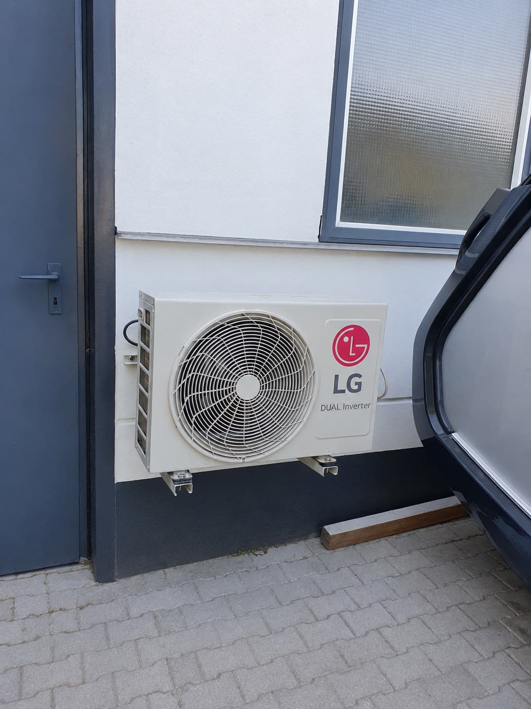 LG DUAL Inverter Außengerät der Klimaanlage an der Außenwand neben dem Eingang eines Pausenraumes