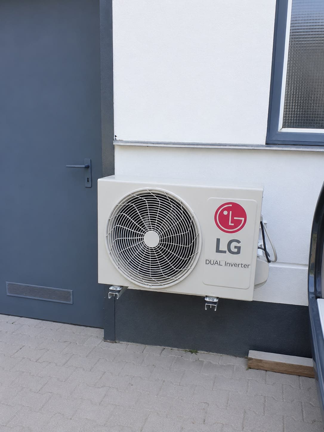 LG DUAL Inverter Außengerät der Klimaanlage montiert an der Gebäudeaußenwand eines Pausenraumes
