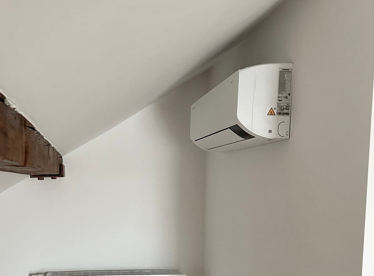 Moderne Klimaanlage installiert in Wohnzimmer in Schwetzingen